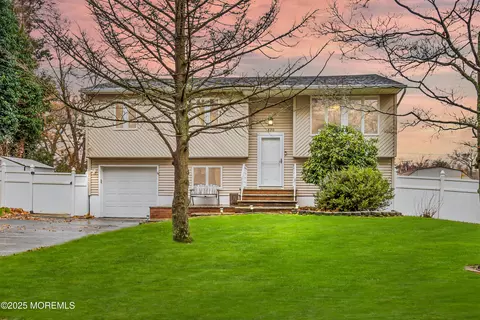 620 Hillside Dr, Toms River, NJ 08753
