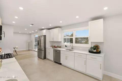 Kitchen - 71 E Connecticut Concourse, Jackson, NJ 08527 photo 1 of 5