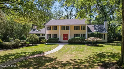 8 Aspen Ct, Holmdel, NJ 07733