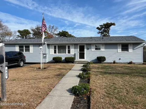 961 Neville St, Toms River, NJ 08753