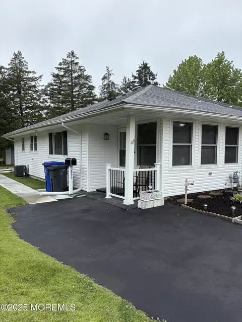 2211 Yorktowne Blvd, Toms River, NJ 08753