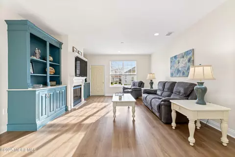 Living - 43 Marlow Dr, Jackson, NJ 08527 photo 2 of 3