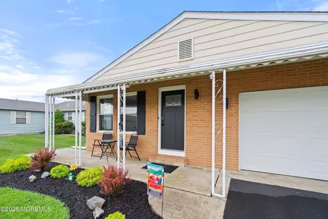9 Zapata Ct, Toms River, NJ 08757