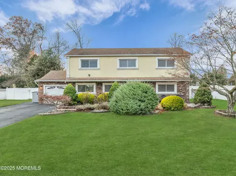 31 Winthrop Dr, Manalapan, NJ 07726