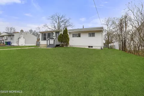 28 Brandies Rd, Toms River, NJ 08757