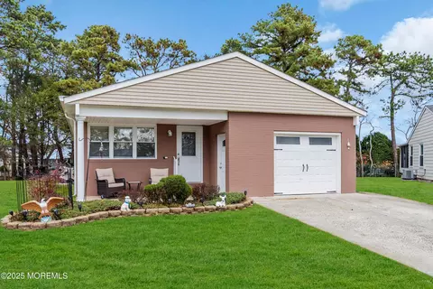 21 Redlands Ct, Toms River, NJ 08757
