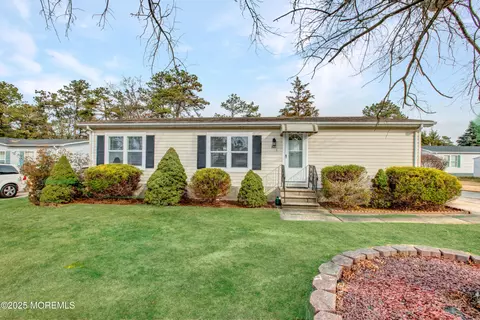 301 Kenwood Ct, Whiting, NJ 08759