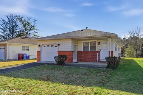 31 Charlotteville Dr S, Toms River, NJ 08757