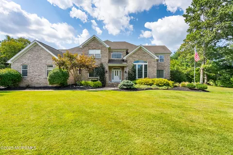 4 Belaire Dr, Jackson, NJ 08527