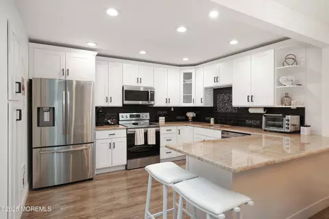 126 Manchester Ct, Red Bank, NJ 07701