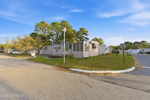 27 Martin Dr, Whiting, NJ 08759