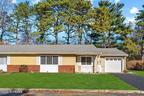 8 Alaska Ave # A, Manchester, NJ 08759