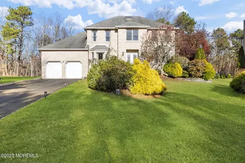 22 Denise Ct, Manalapan, NJ 07726