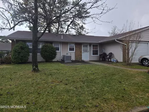 37 Cambridge Cir # B, Manchester, NJ 08759