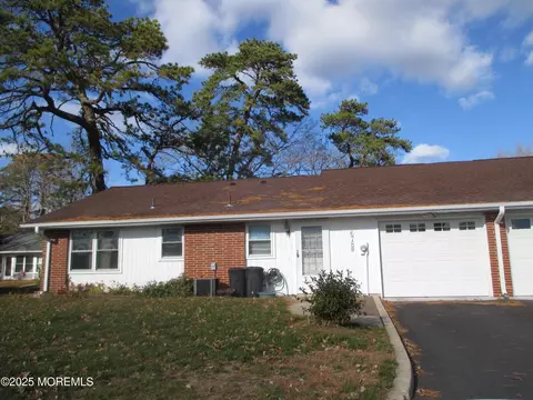 678 New Castle Ct #B, Lakewood, NJ 08701