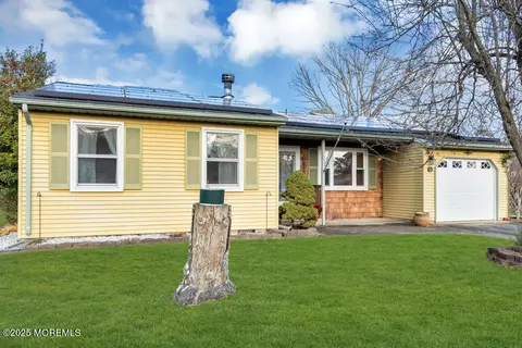 9 Apple Ln, Whiting, NJ 08759