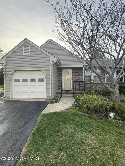 10 Molly Pitcher Ct # B, Monroe, NJ 08831
