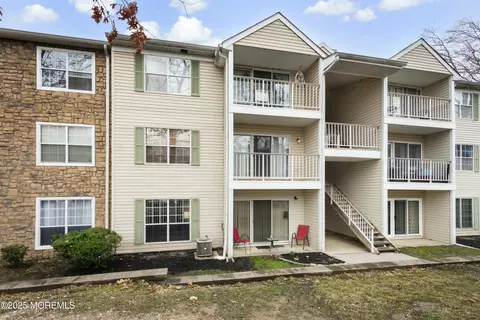 65 Mulberry Ct, Hamilton, NJ 08619