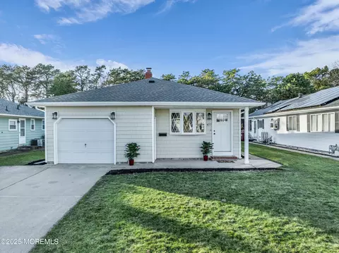 477 Saint Thomas Dr, Toms River, NJ 08757