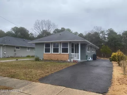 23 Yellowstone Dr, Toms River, NJ 08753
