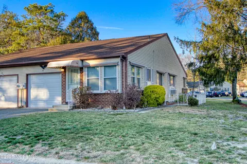 1 Stonybrook Ct #B, Whiting, NJ 08759