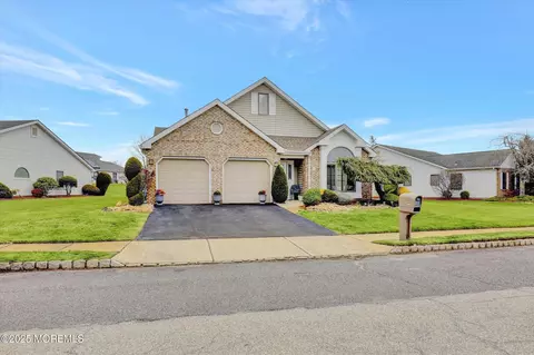 40 Caldwell Ter, Marlboro, NJ 07746