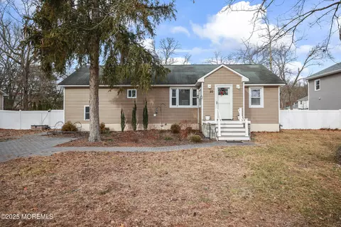 20 Ermack St, Howell, NJ 07731