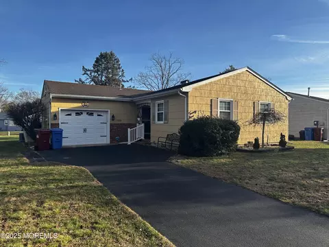 29 Sherwood Ln, Toms River, NJ 08757