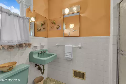 Bath - 634 Fairview Ln, Forked River, NJ 08731 photo 4 of 4