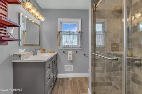 Bath - 634 Fairview Ln, Forked River, NJ 08731 photo 2 of 4