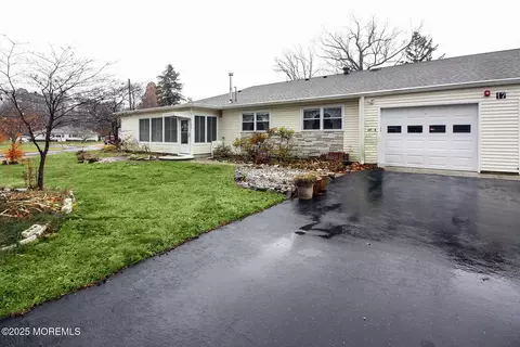 17 Dixie Ln #A, Jackson, NJ 08527