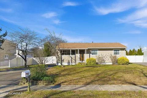 11 Forest Valley Dr, Toms River, NJ 08755