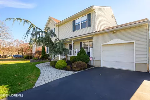 10 Sandybrook Rd, Manalapan, NJ 07726