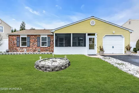 4 Evergreen Pl, Howell, NJ 07731