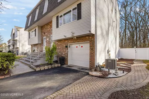 21 Lone Star Ln, Manalapan, NJ 07726
