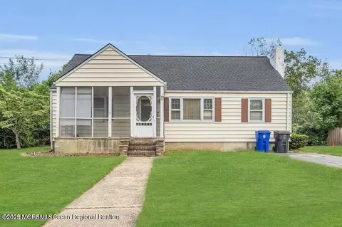 15 Pineview Dr, Toms River, NJ 08755