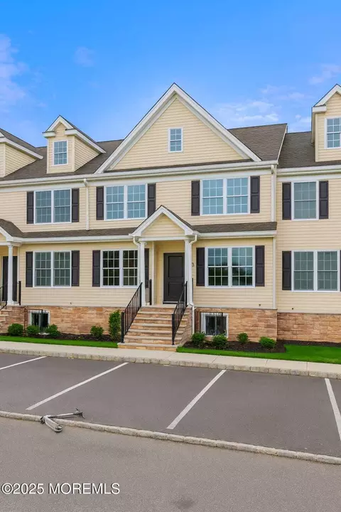 9 Granite Dr, Lakewood, NJ 08701