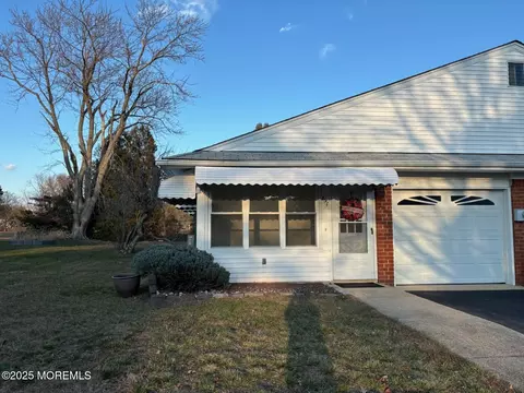 89 Fairway Ln #C, Whiting, NJ 08759