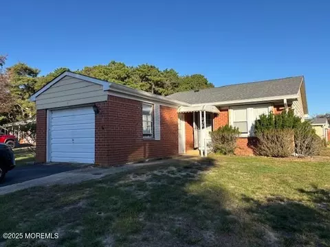 1 Deacon Ct, Whiting, NJ 08759