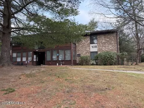 108 Amberly Dr #D, Manalapan, NJ 07726