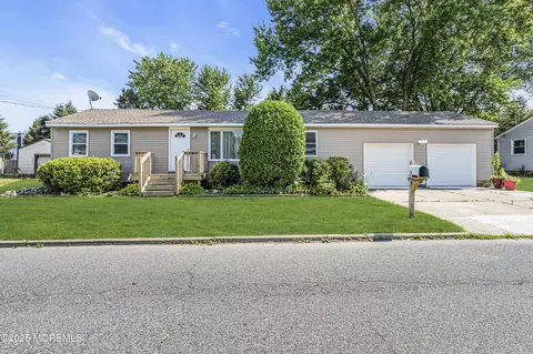 9 Frederick Dr, Bayville, NJ 08721