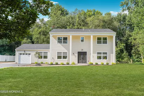 28 Whittier Dr, Manalapan, NJ 07726