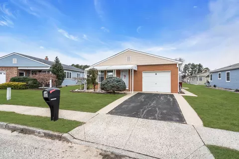 8 Merrilee Ln, Toms River, NJ 08757