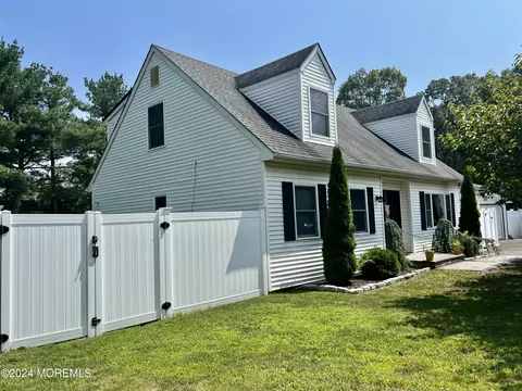 14 Hemlock Ln, Bayville, NJ 08721