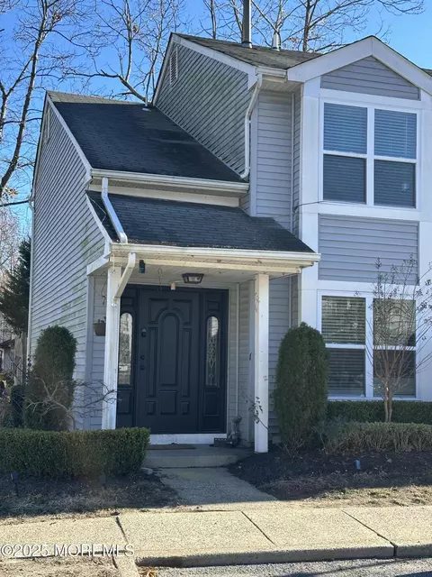 428 Woodlake Manor Dr, Lakewood, NJ 08701