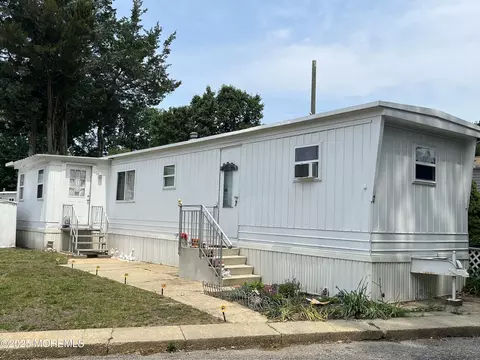 7 Grace Ln, Howell, NJ 07731