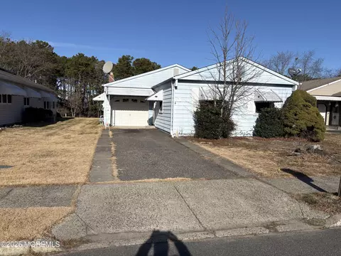 55 Selkirk Ave, Toms River, NJ 08757