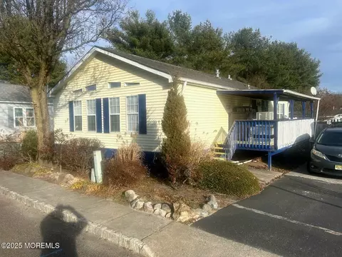 106 Seattle Slew Dr #152, Howell, NJ 07731