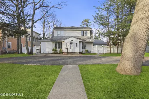 637 6th St, Lakewood, NJ 08701