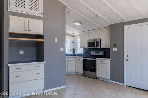 Entry Way - 34 E Crane Way, Lavallette, NJ 08735 photo 1 of 2